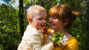 Mamma och son i skogen på våren