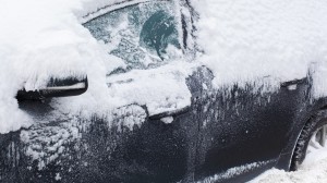 Bil som är helt täckt med snö