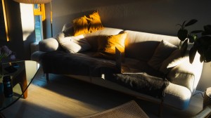 Vit soffa med gula kuddar i ett hem