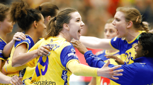 Svenska damhandbollslandslaget firar vinst