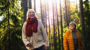 To eldre kvinner går tur i skogen